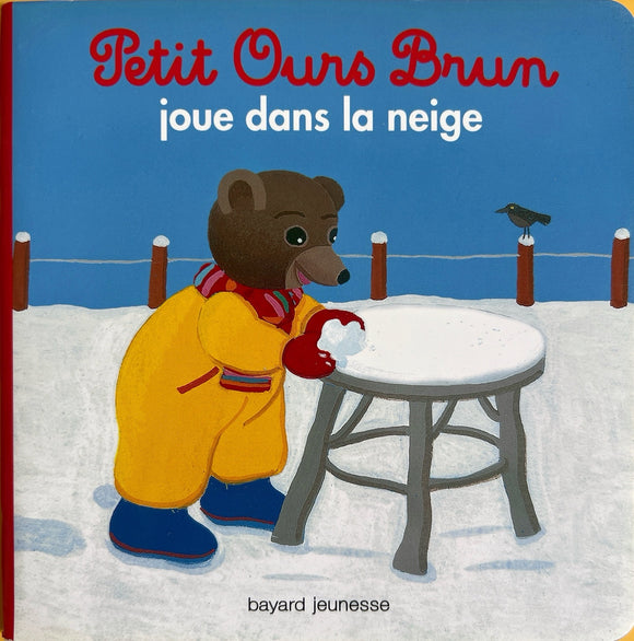 Petit Ours Brun joue dans la neige