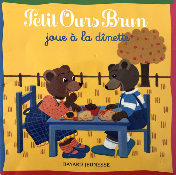 Petit Ours Brun joue à la dinette