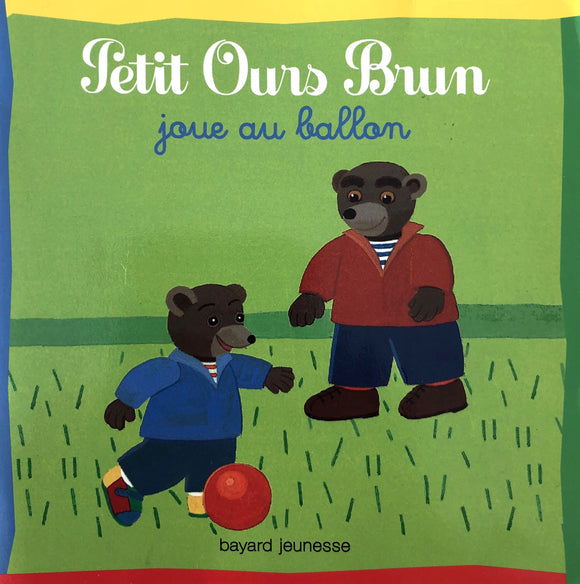Petit Ours Brun joue au ballon