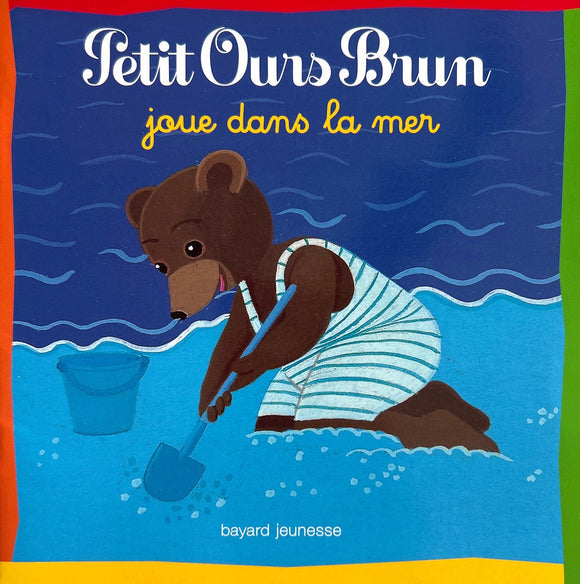 Petit Ours Brun joue dans la mer
