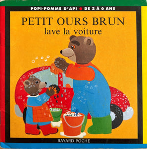Petit Ours Brun lave la voiture